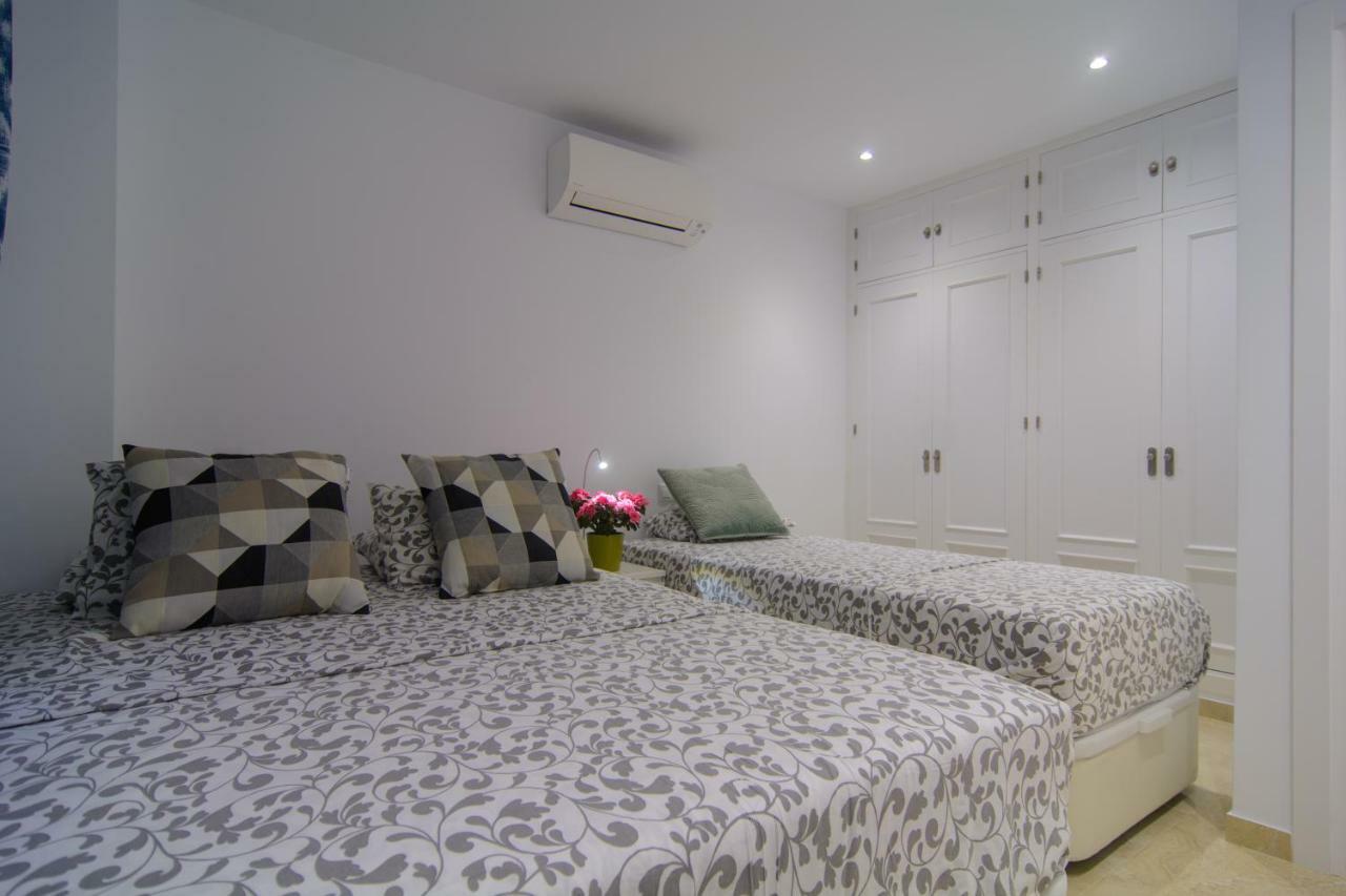 River Playa Beachfront Apartment, Large Terrace フエンヒロラ エクステリア 写真